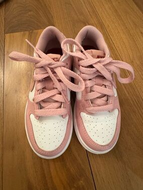 Nike Kids Low-Top Sneakers in Pink and White